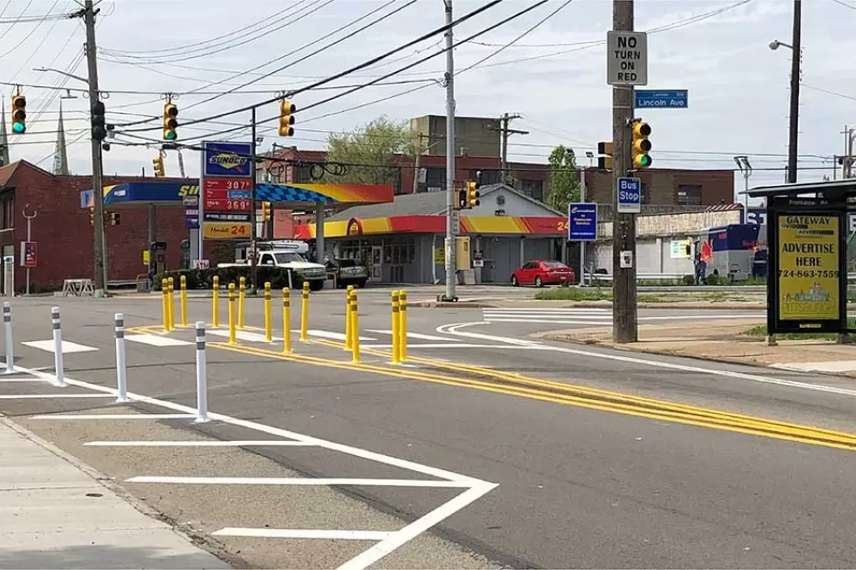 Intersection in Pittsburgh, PA with pedestrian bumpouts and delineators.
